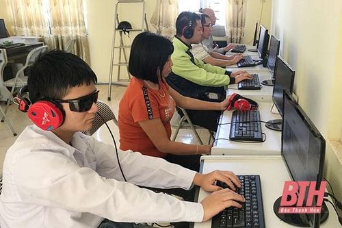 Khen thưởng 7 tập thể, cá nhân có thành tích xuất sắc trong công tác hỗ trợ việc làm, góp phần giảm nghèo bền vững cho người khiếm thị