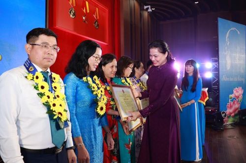 Thanh Hóa có 1 tập thể, 1 cá nhân được biểu dương điển hình tiên tiến học tập và làm theo tư tưởng, đạo đức, phong cách Hồ Chí Minh trong các cấp công đoàn, CC, VC, NLĐ