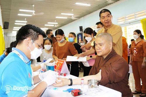 Chức sắc và tín đồ các tôn giáo tích cực hiến máu tình nguyện
