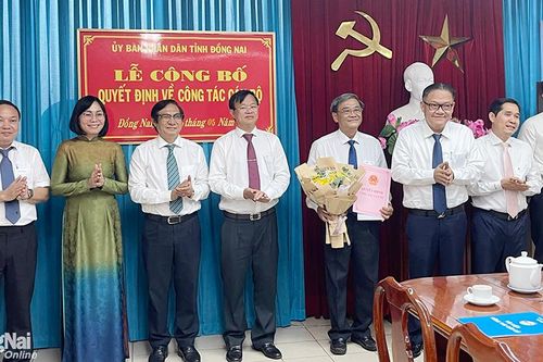 UBND tỉnh trao quyết định về công tác cán bộ