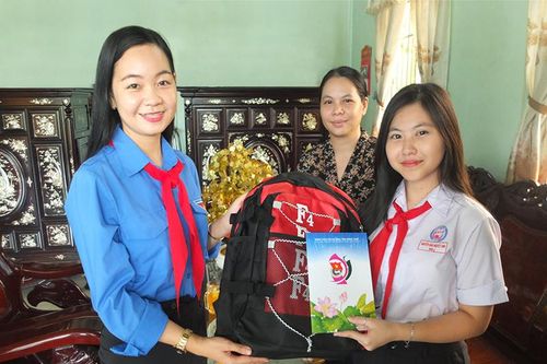 Đội viên, thiếu nhi Đất Sen hồng ra sức thi đua 'Học tập tốt, rèn luyện chăm'