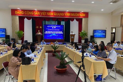 'Phát triển năng lực cho đội ngũ giáo viên và cán bộ quản lý giáo dục trong kỷ nguyên số'