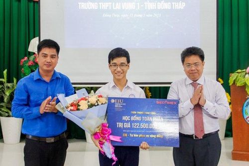 Trao học bổng toàn phần cho 1 học sinh Trường THPT Lai Vung 1