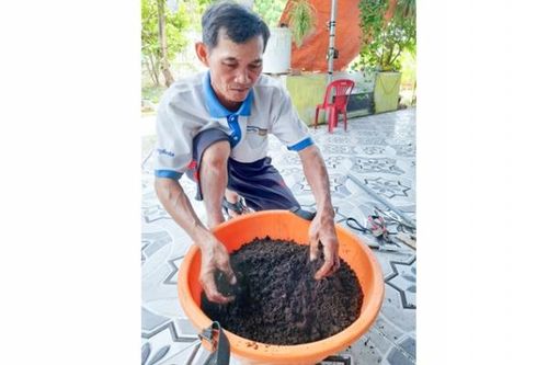 Nông dân tham gia xử lý rác thải hữu cơ