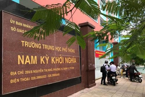 Nam sinh lớp 10 bị đánh nứt xương trán phải nhập viện