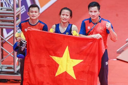 Nữ võ sĩ Việt Nam bật khóc khi giành huy chương vàng SEA Games