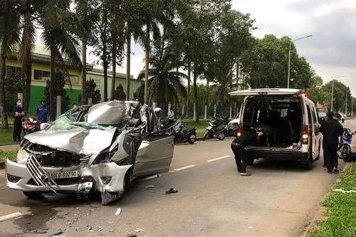 Tài xế tử vong, một người nước ngoài bị thương khi ô tô con tông vào đuôi xe tải