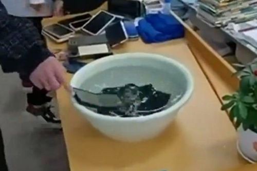 Thầy giáo ngâm điện thoại của 20 học sinh vì vi phạm nội quy