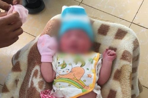 Phát hiện bé sơ sinh còn nguyên dây rốn bị bỏ rơi bên vệ đường