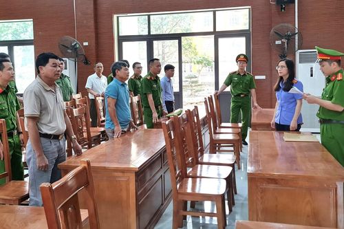 Khởi tố, bắt tạm giam Phó Chủ tịch xã vì cấp sổ đỏ sai quy định