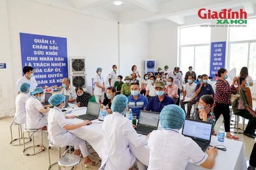 Hà Nội: Gần 400 y, bác sĩ của 15 bệnh viện tổ chức khám sức khỏe cho người cao tuổi