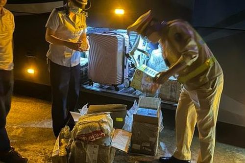 Dùng xe khách vận chuyển 700 sản phẩm thuốc lá điện tử