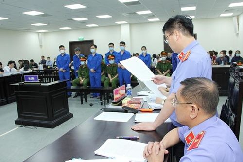 'Sói già' thâu tóm, nhà đầu tư nhỏ lẻ sập bẫy