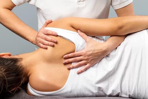 Đau lưng, người phụ nữ đi bẻ khớp bị gãy xương