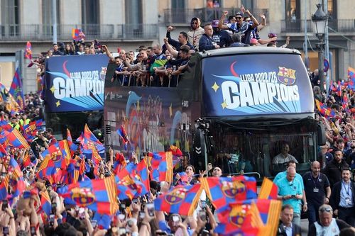 Cầu thủ Barca hô vang tên Messi trong lễ ăn mừng vô địch