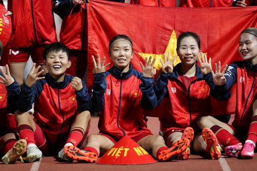 Huỳnh Như rủ đồng đội khoe thành tích tại SEA Games 32