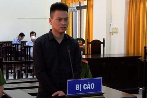 Dùng súng uy hiếp mẹ để ép vợ quay về