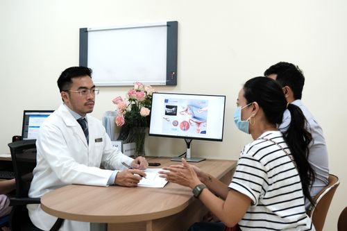 Mẹ đưa con trai đi trữ tinh trùng trước khi chuyển giới