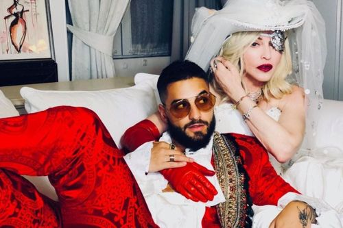 Madonna quấn quýt ca sĩ kém 36 tuổi