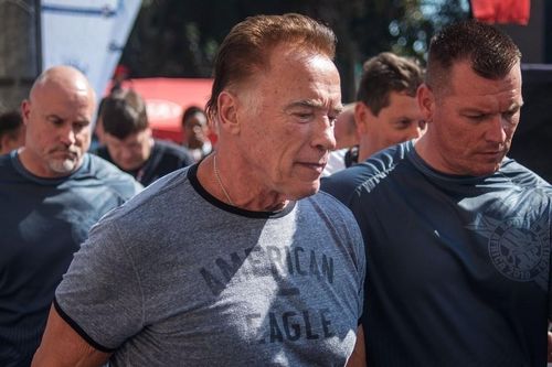 'Kẻ hủy diệt' Arnold Schwarzenegger bị chỉ trích