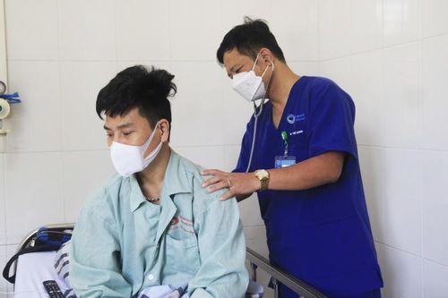 Cặp vợ chồng phải cấp cứu sau khi ăn ốc biển