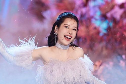 Sự cố sau mẫu váy hơn 700 USD Chi Pu mặc ở show Trung Quốc