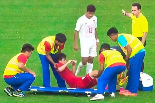 Khuất Văn Khang rời sân trên cáng