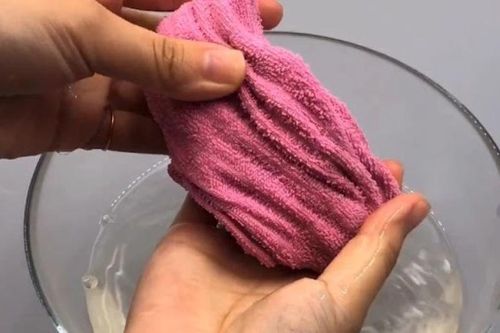 Treo khăn ướt trong phòng điều hòa có tác dụng gì?