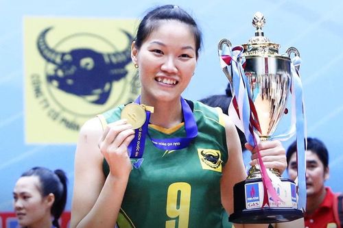 Tượng đài bóng chuyền Ngọc Hoa sinh con gái đầu lòng ở tuổi 36, dân mạng tin đã có truyền nhân
