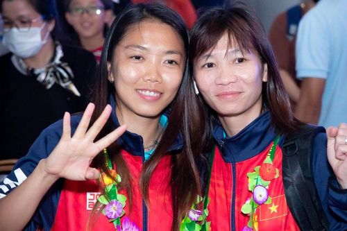 Nhà vô địch bóng đá nữ SEA Games 32 đã về tới Việt Nam: Huỳnh Như tự hào khoe nón lá, Chương Thị Kiều học làm 'phóng viên'