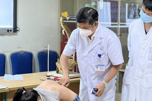 Khám, tư vấn miễn phí bệnh lý vẹo cột sống ở trẻ em