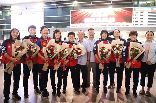 Đội tuyển nữ Việt Nam trở về trong vòng tay người hâm mộ