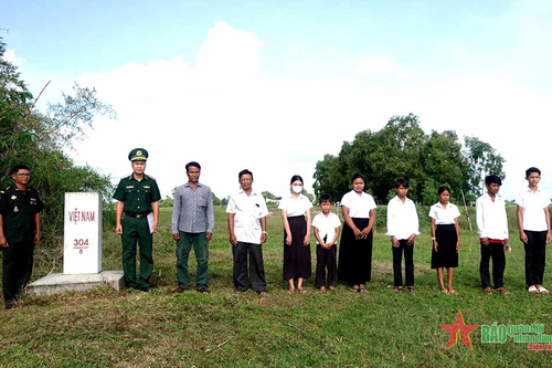 Đồng hành, sẻ chia cùng học sinh nghèo