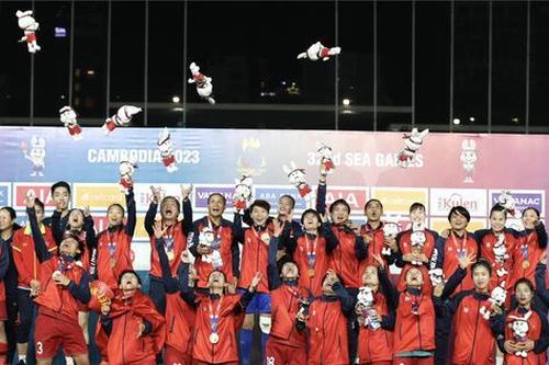Bạn trẻ vỡ òa hạnh phúc khi đội tuyển bóng đá nữ Việt Nam giành HCV SEA Games 32