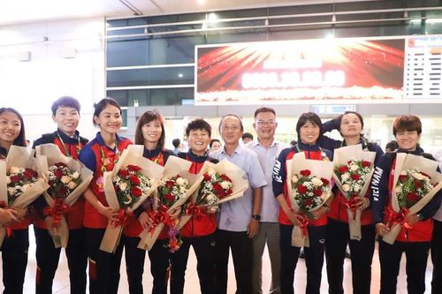 Đội tuyển nữ Việt Nam về nước