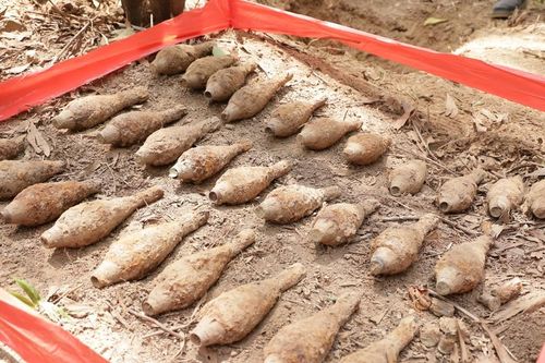 Phát hiện kho đạn cối gần đường dân sinh