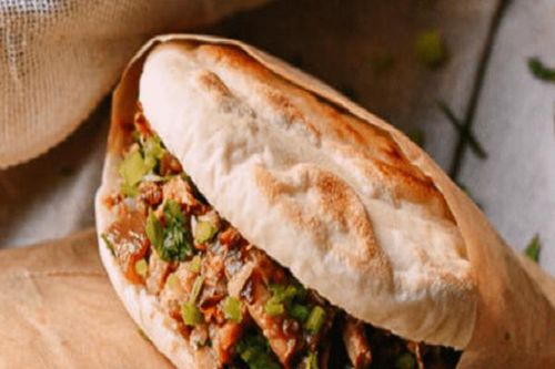 Đang ăn bánh mì cắn phải giòi, người đàn ông khóc thét
