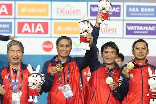Thầy trò HLV Mai Đức Chung cảm ơn người hâm mộ