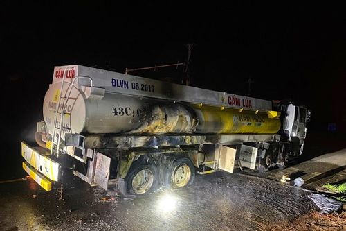 Xe bồn chở xăng bốc cháy vì nổ lốp ở Gia Lai