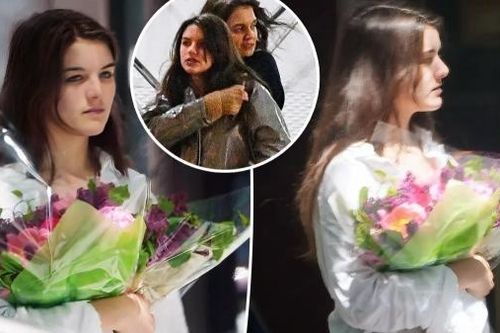 Suri Cruise mua hoa tặng Katie Holmes nhân dịp Ngày của Mẹ