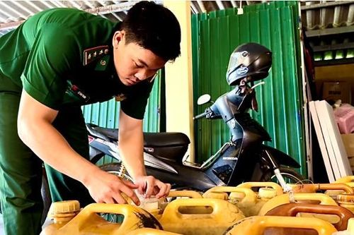 Lợi dụng đêm tối, vận chuyển dầu D.O trái pháp luật