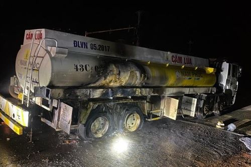 Gia Lai: Xe bồn chở xăng bốc cháy ngùn ngụt lúc rạng sáng