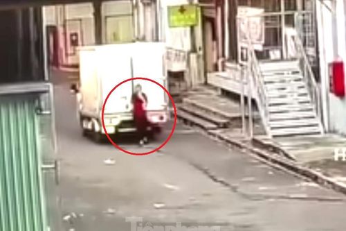 CLIP: Vừa đi vừa bấm điện thoại, cô gái bị xe tải tông lọt gầm và đứng dậy như chưa có gì xảy ra