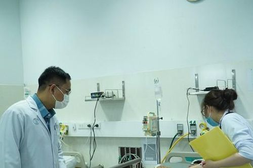Cả gia đình bốn người nguy kịch sau khi ăn giò lụa bán dạo