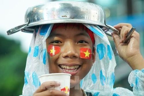 Hình ảnh xúc động của NHM cổ vũ đội U22 Việt Nam
