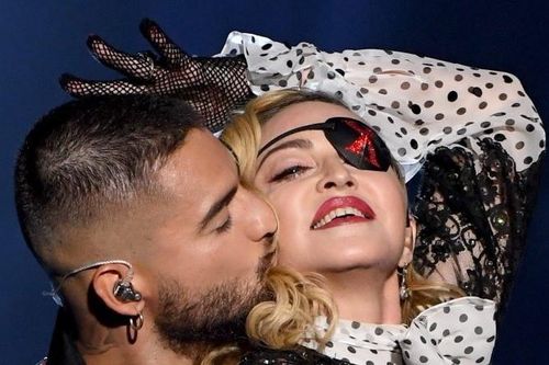 Ca sĩ Madonna hành động lố bịch với bạn diễn kém 36 tuổi