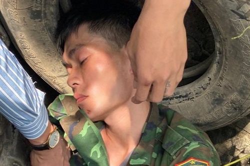 Bắt nam thanh niên ở Lai Châu đâm chết vợ rồi trốn vào đống lốp xe ô tô