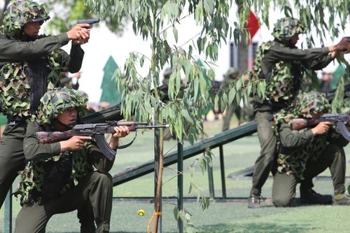 Tân binh Cảnh sát cơ động thao diễn nổ súng bắt đối tượng buôn ma túy