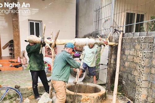 Vào mùa hạn, thợ giếng Nghệ An làm không hết việc