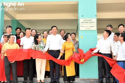 Phó Bí thư Tỉnh ủy Hoàng Nghĩa Hiếu dự lễ khởi công, khánh thành nhà cộng đồng tránh lũ ở huyện Hưng Nguyên
